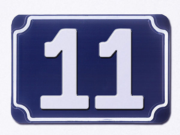 Blaue geprgte zweistellige Hausnummer 11