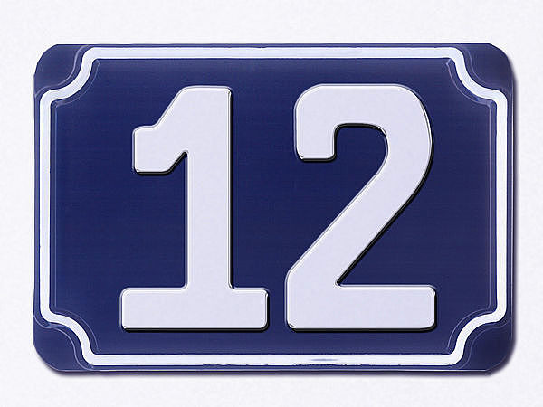 Blaue geprgte zweistellige Hausnummer 12
