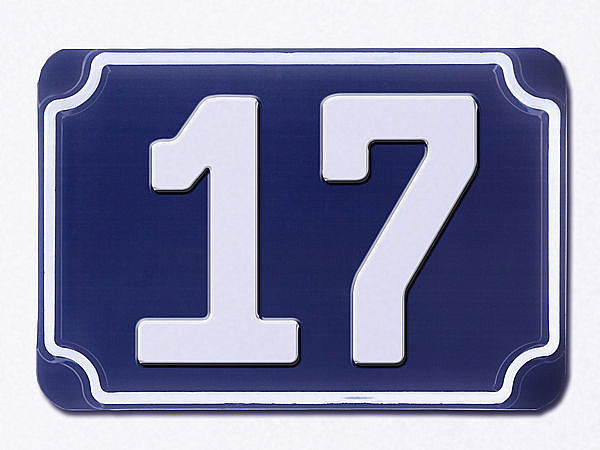 Blaue geprgte zweistellige Hausnummer 17