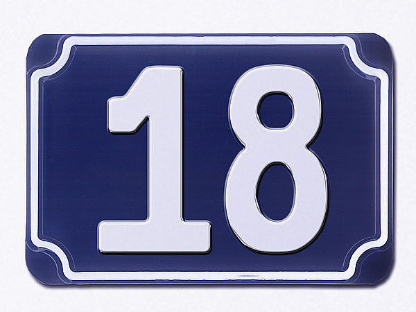 Blaue geprgte zweistellige Hausnummer 18