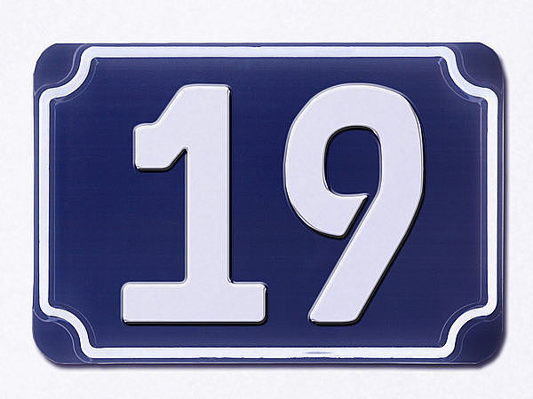 Blaue geprgte zweistellige Hausnummer 19