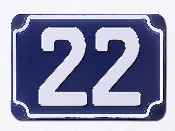 Blaue geprgte zweistellige Hausnummer 22