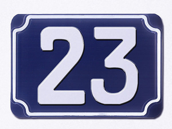 Blaue geprgte zweistellige Hausnummer 23