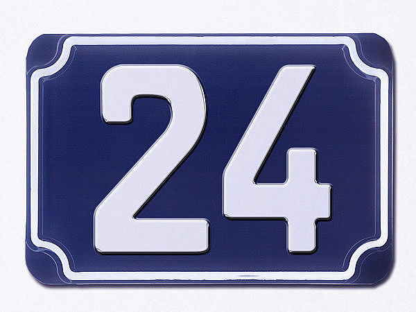 Blaue geprgte zweistellige Hausnummer 24