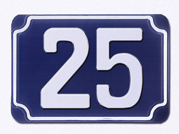 Blaue geprgte zweistellige Hausnummer 25