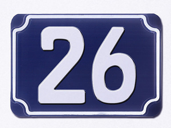 Blaue geprgte zweistellige Hausnummer 26