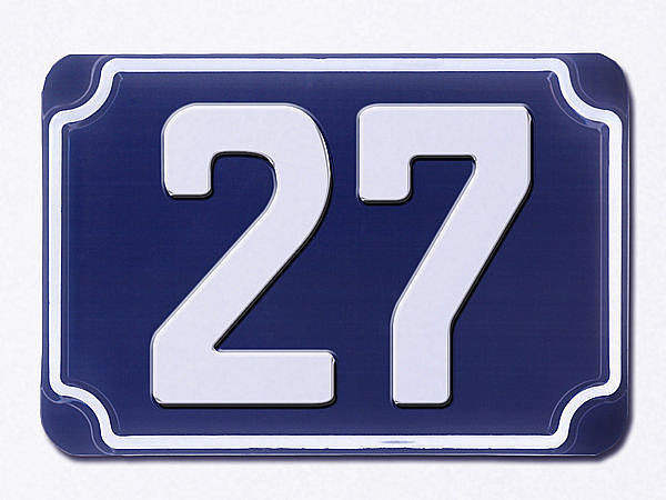 Blaue geprgte zweistellige Hausnummer 27