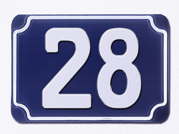 Blaue geprgte zweistellige Hausnummer 28