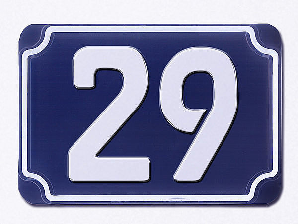Blaue geprgte zweistellige Hausnummer 29